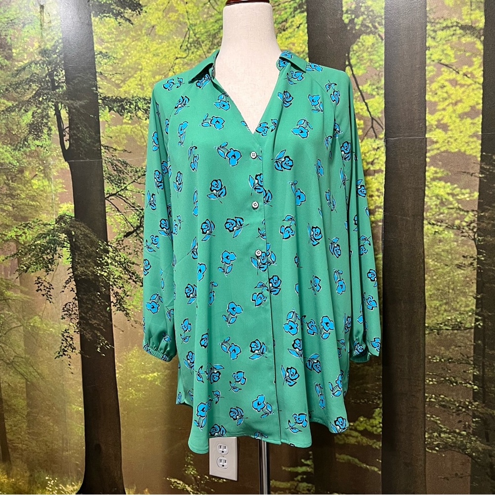 CAbi Green Floral Go-To Top